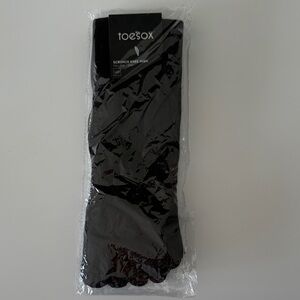 NWT. Toesox Scrunch Knee High Full Toe Grip Socks. Size Medium
